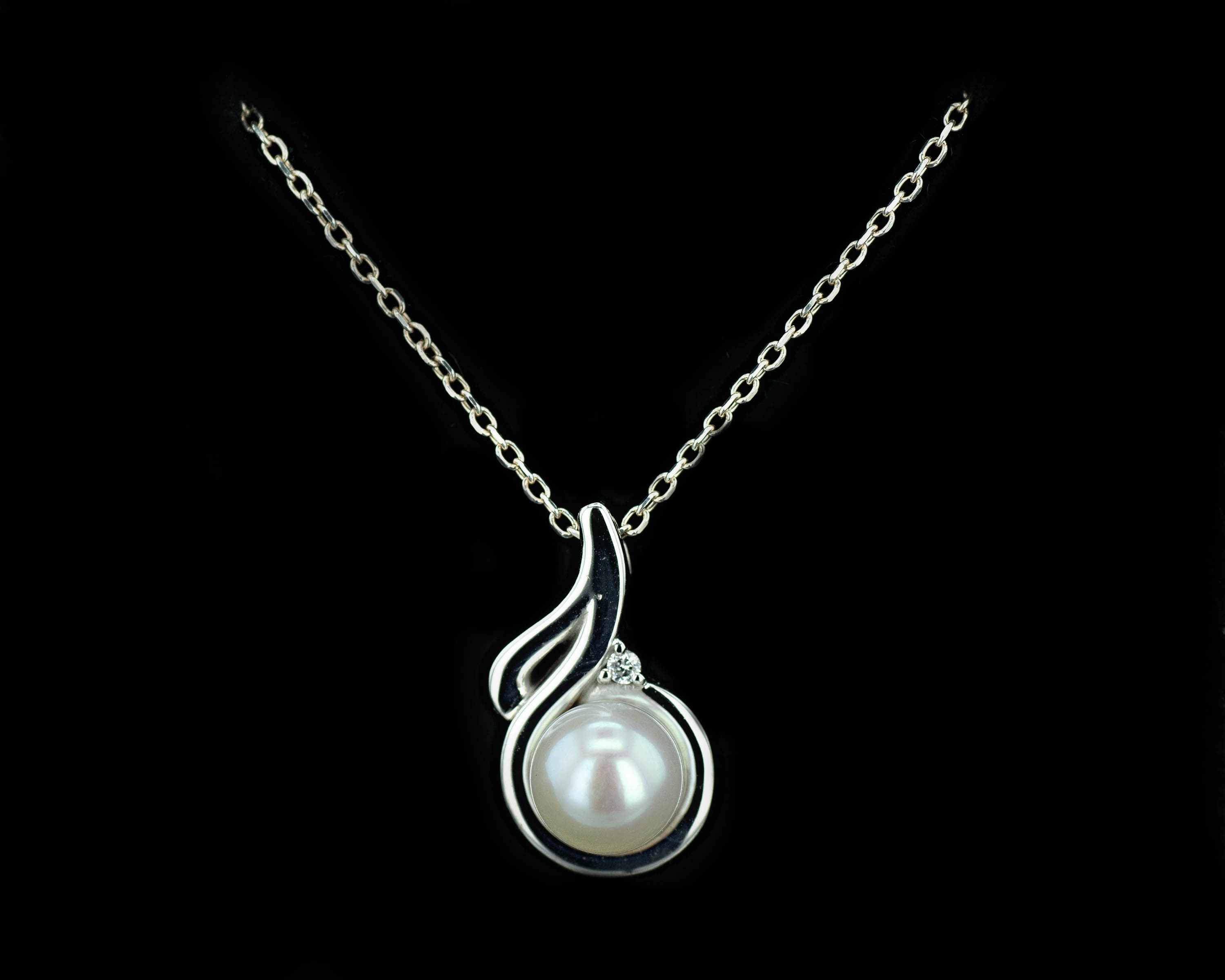 14k White Gold and Pearl Pendant